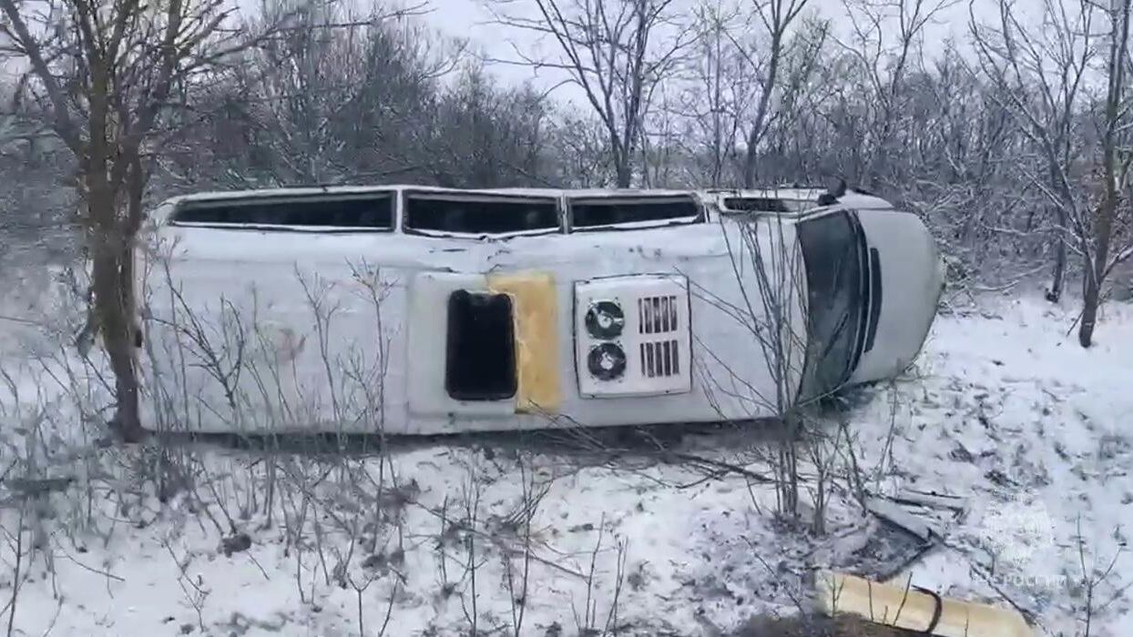 Рейсовый микроавтобус Mercedes-Benz Sprinter опрокинулся в кювет в Крыму - РИА Новости, 1920, 15.01.2026
