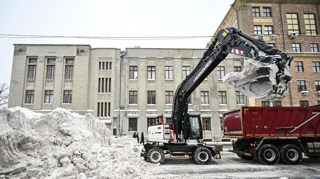 Уборка снега коммунальными службами на Миусской площади в Москве