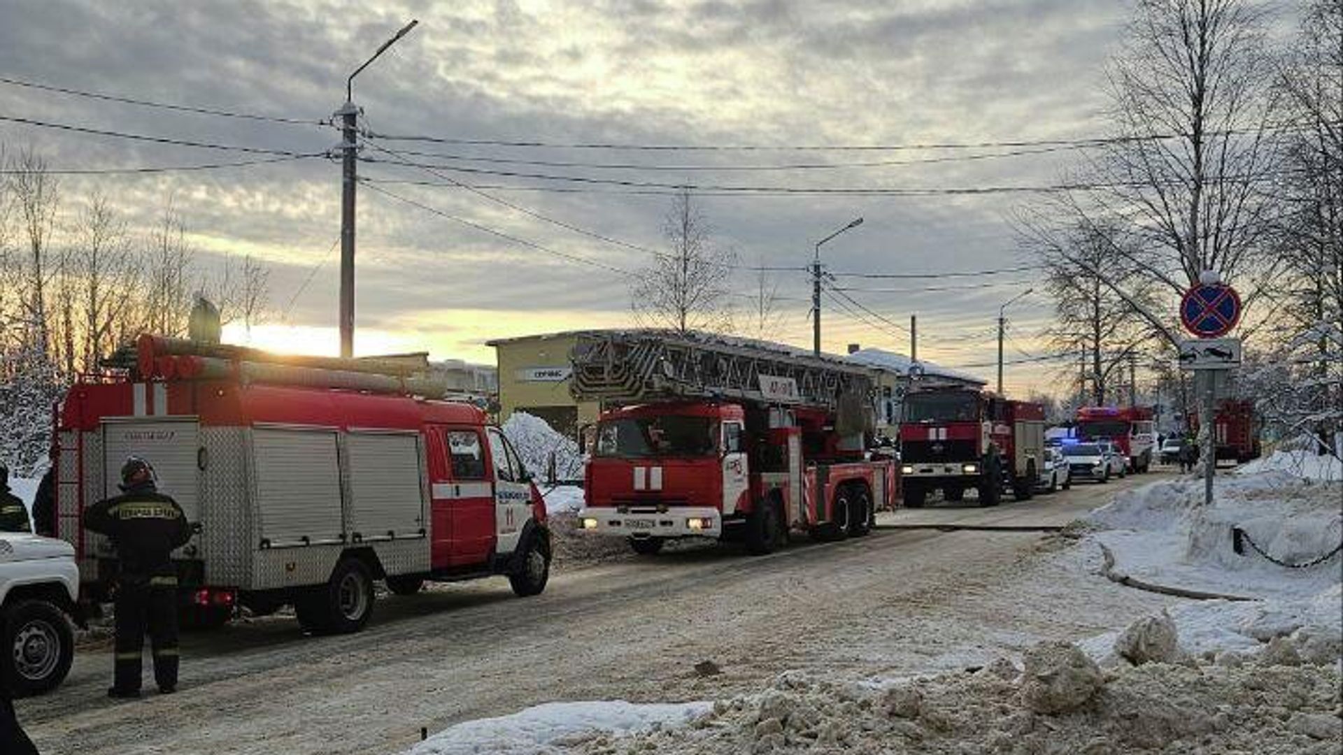 Экстренные службы на месте происшествия, где произошел взрыв в здании центра профессиональной подготовки МВД в Сыктывкаре Экстренные службы на месте происшествия, где произошел взрыв в здании центра профессиональной подготовки МВД в Сыктывкаре - РИА Новости, 1920, 15.01.2026