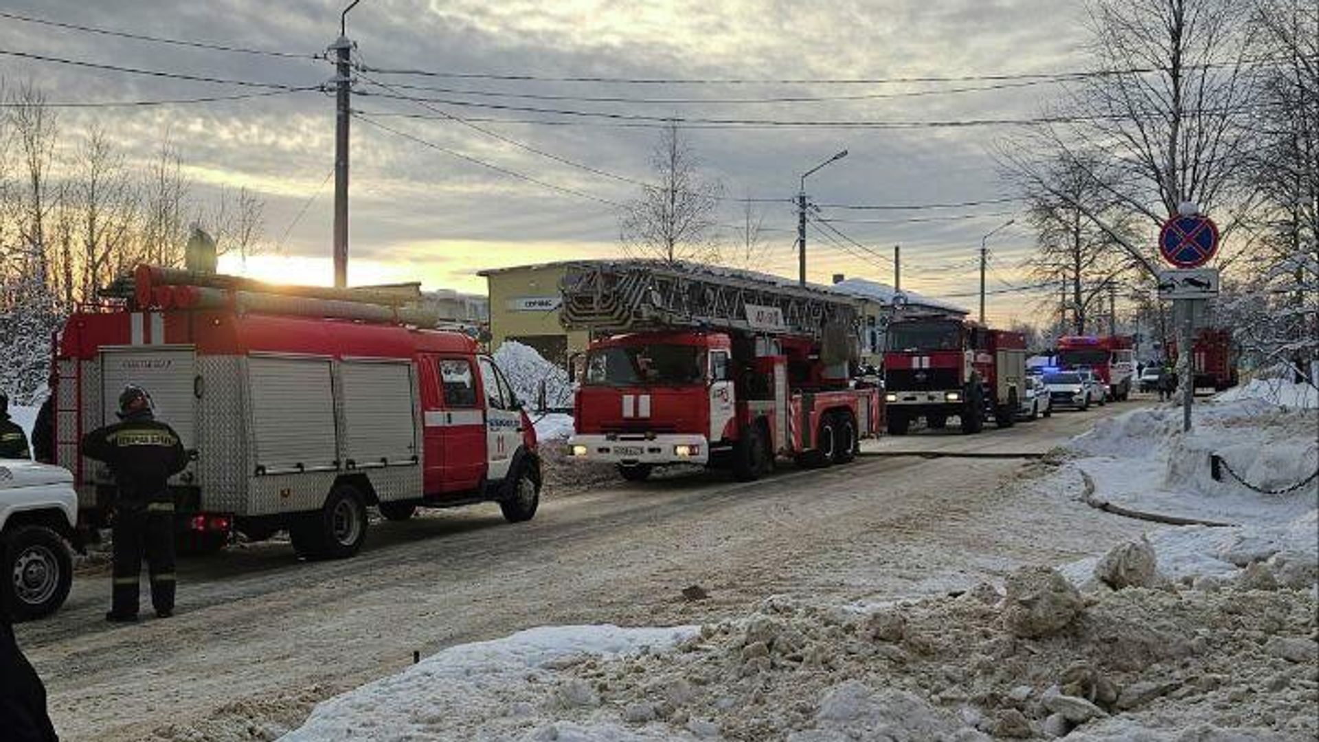 Экстренные службы на месте происшествия, где произошел взрыв в здании центра профессиональной подготовки МВД в Сыктывкаре Экстренные службы на месте происшествия, где произошел взрыв в здании центра профессиональной подготовки МВД в Сыктывкаре - РИА Новости, 1920, 16.01.2026