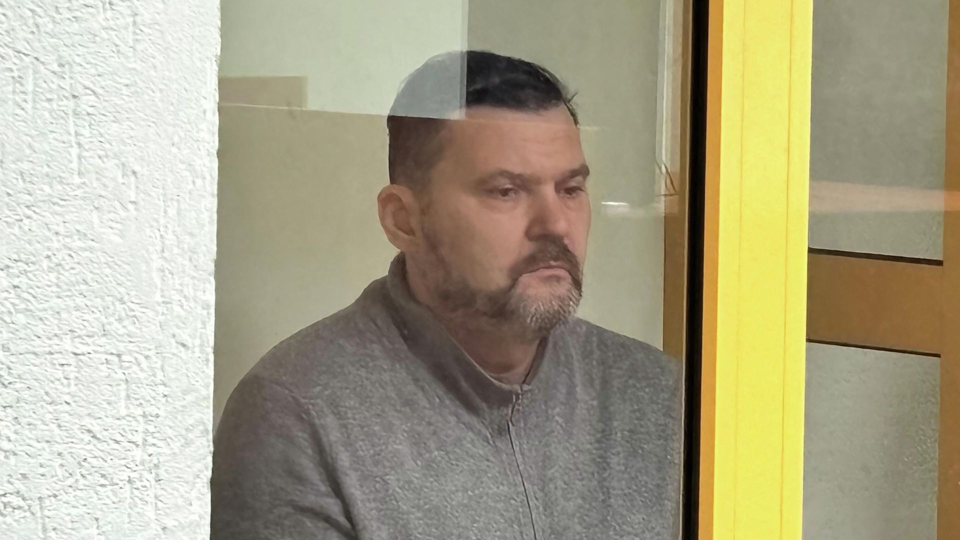 Главный врач Новокузнецкой больницы №1 Виталий Херасков, задержанный после смерти девяти детей в роддоме №1, на заседании центрального районного суда Новокузнецка. 15 января 2026 - РИА Новости, 1920, 15.01.2026
