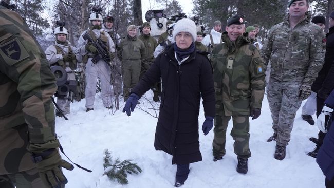 Министр иностранных дел Великобритании Иветт Купер на полигоне Маукен недалеко от лагеря Camp Viking в Норвегии