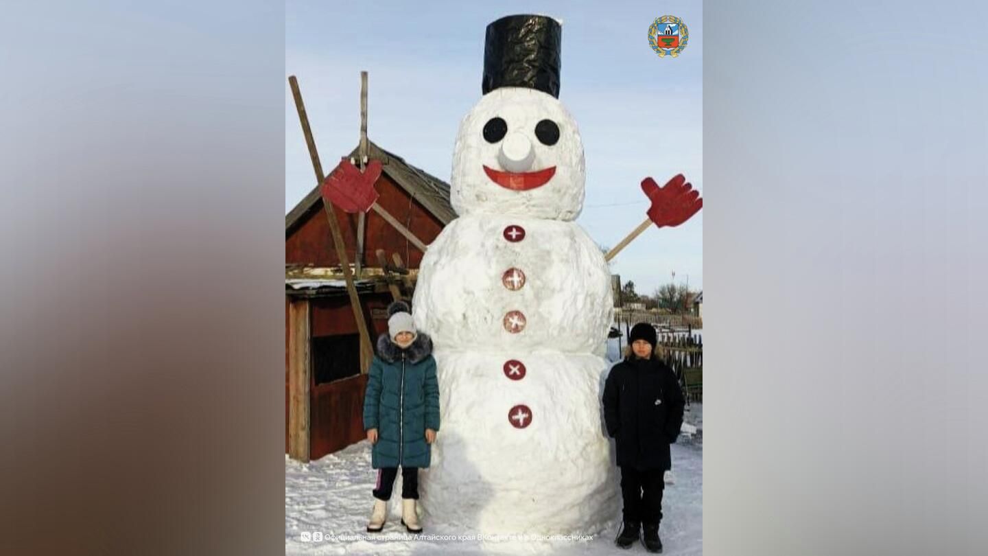 Снеговик в селе Краснознаменка Курьинского района Снеговик в селе Краснознаменка Курьинского района - РИА Новости, 1920, 16.01.2026
