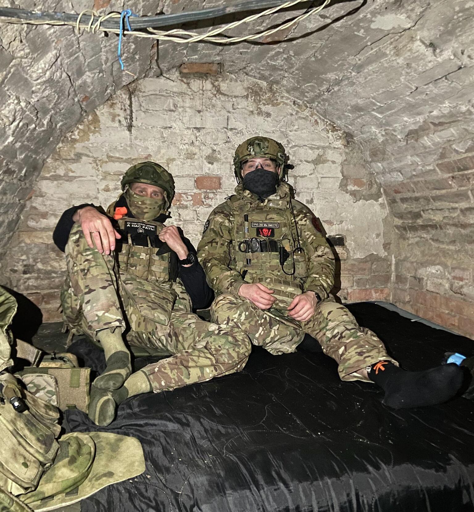 Виктор с сослуживцем в подвале одного из домов Виктор с сослуживцем в подвале одного из домов - РИА Новости, 1920, 16.01.2026