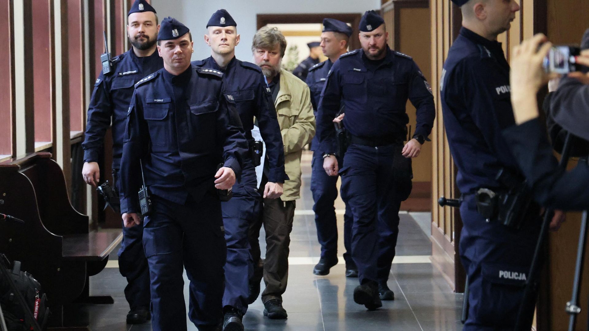 Российский археолог Александр Бутягин в сопровождении польской полиции прибывает в районный суд Варшавы Российский археолог Александр Бутягин в сопровождении польской полиции прибывает в районный суд Варшавы - РИА Новости, 1920, 15.01.2026