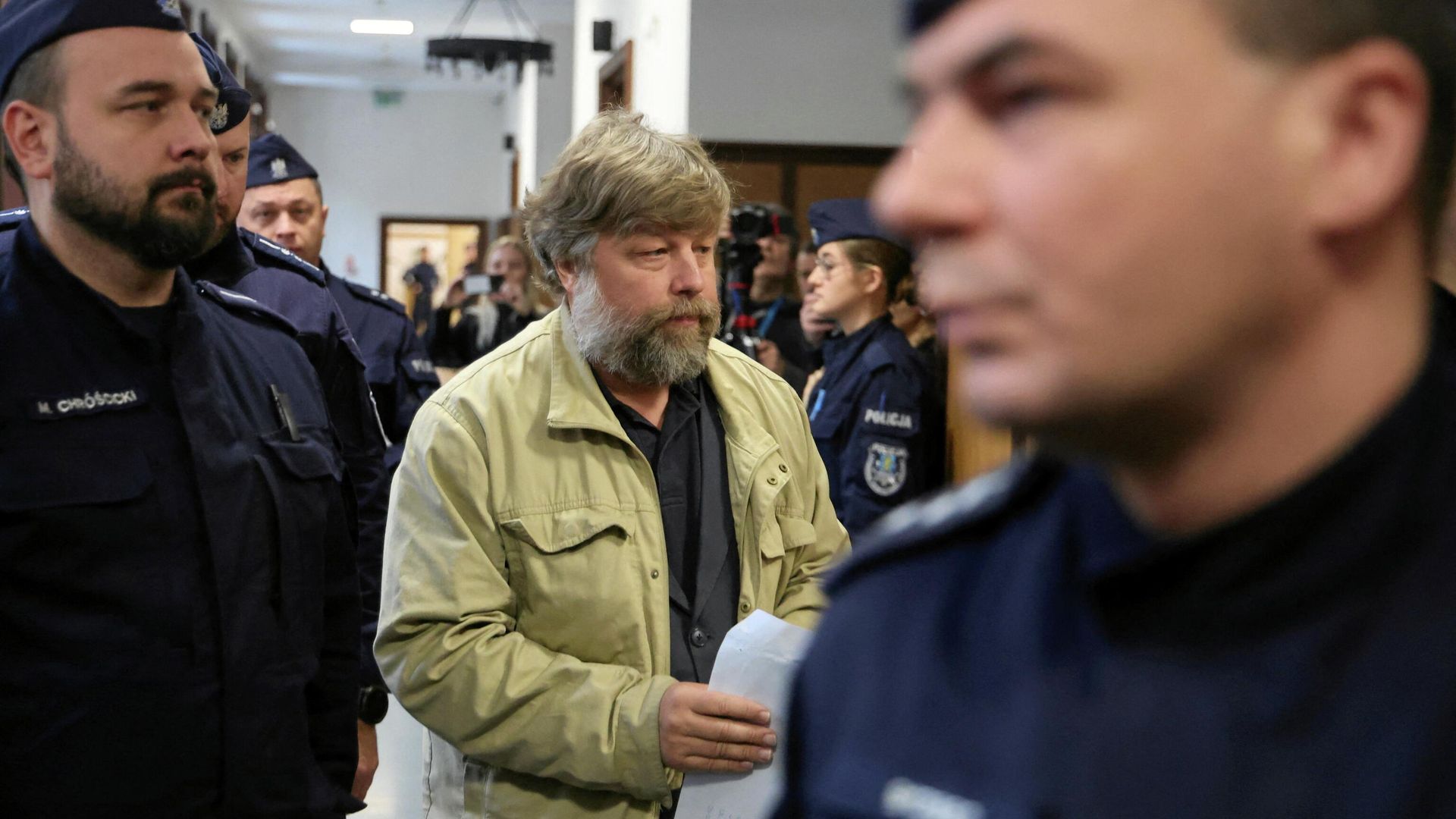 Александр Бутягин в сопровождении польской полиции прибывает в районный суд Варшавы - РИА Новости, 1920, 27.01.2026