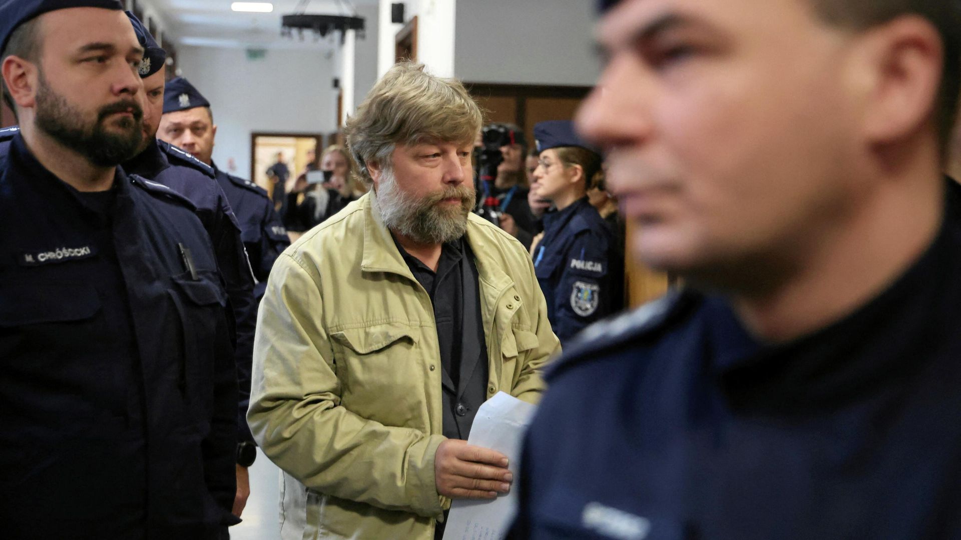 Российский археолог Александр Бутягин в сопровождении польской полиции прибывает в районный суд Варшавы. 16 января 2026 Российский археолог Александр Бутягин в сопровождении польской полиции прибывает в районный суд Варшавы. 16 января 2026 - РИА Новости, 1920, 16.01.2026