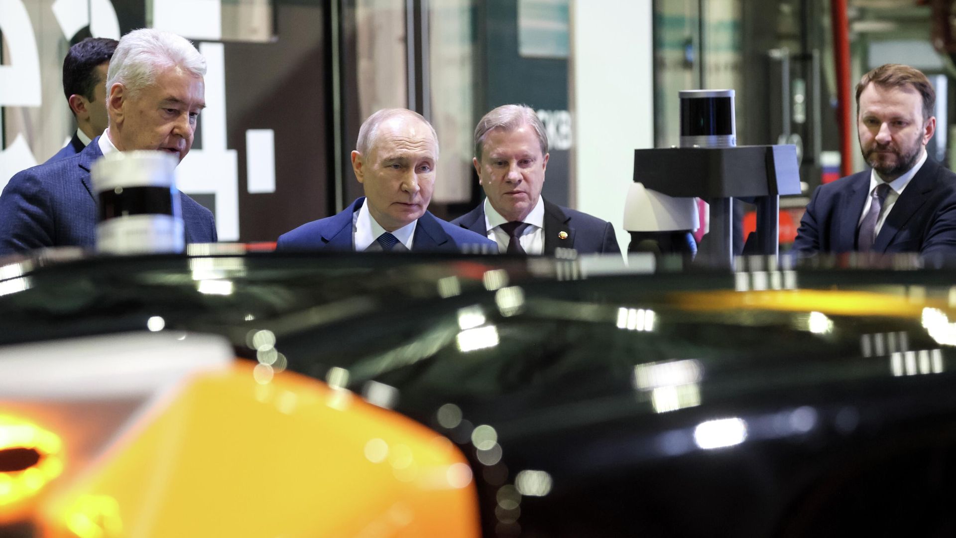 Президент России Владимир Путин во время осмотра выставки автономного транспорта в электродепо Аминьевское Московского метрополитена Президент России Владимир Путин во время осмотра выставки автономного транспорта в электродепо Аминьевское Московского метрополитена - РИА Новости, 1920, 16.01.2026