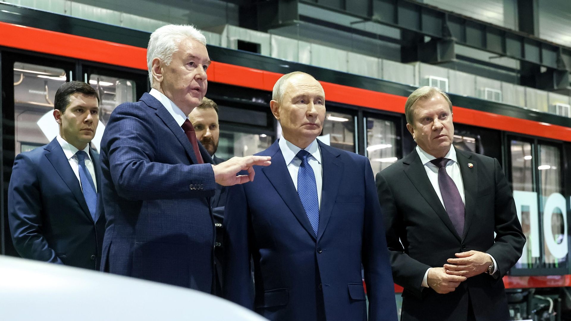 Президент России Владимир Путин во время осмотра выставки автономного транспорта в электродепо Аминьевское Московского метрополитена Президент России Владимир Путин во время осмотра выставки автономного транспорта в электродепо Аминьевское Московского метрополитена - РИА Новости, 1920, 16.01.2026