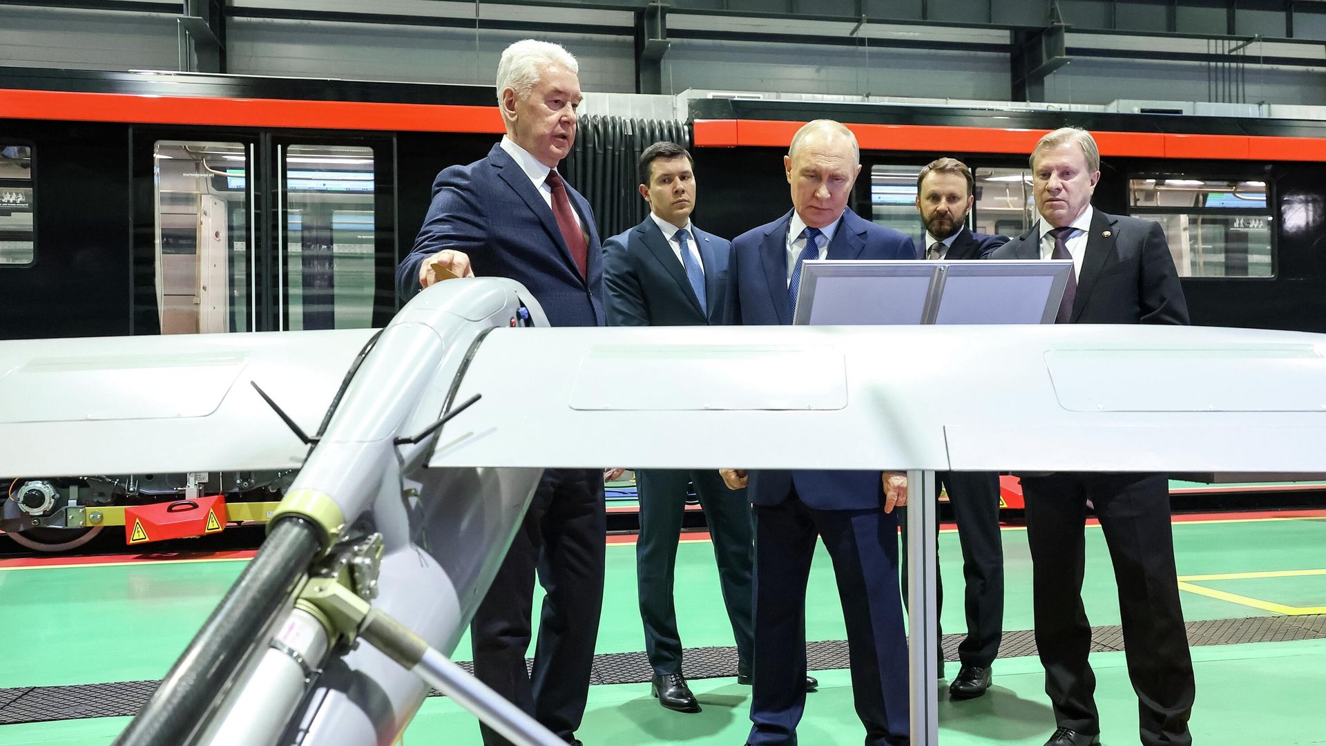 Президент России Владимир Путин во время осмотра выставки автономного транспорта в электродепо Аминьевское Московского метрополитена Президент России Владимир Путин во время осмотра выставки автономного транспорта в электродепо Аминьевское Московского метрополитена - РИА Новости, 1920, 17.01.2026
