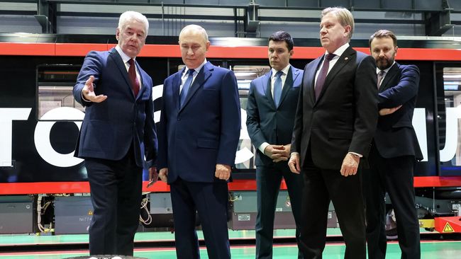 Президент России Владимир Путин во время осмотра выставки автономного транспорта в электродепо Аминьевское Московского метрополитена