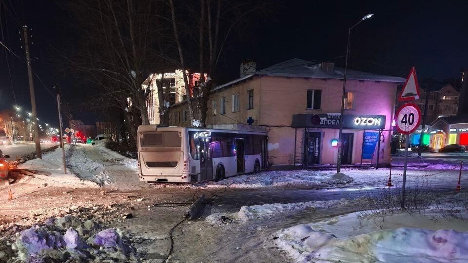 Автобус врезался в жилой дом в Великом Новгороде Автобус врезался в жилой дом в Великом Новгороде - РИА Новости, 1920, 17.01.2026