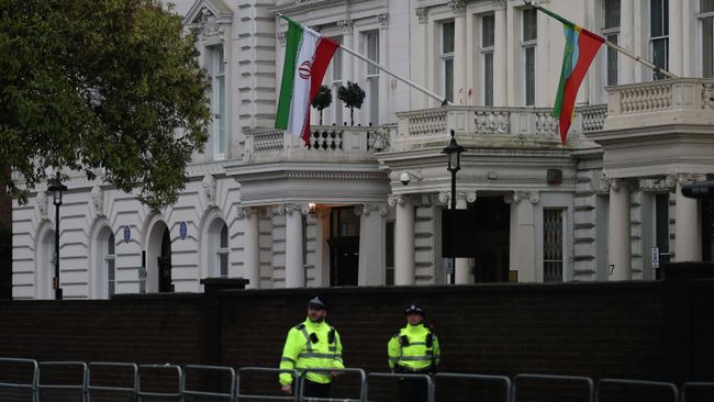 Сотрудники полиции у здания иранского посольства в Лондоне во время митинга в поддержку общенациональных протестов в Иране