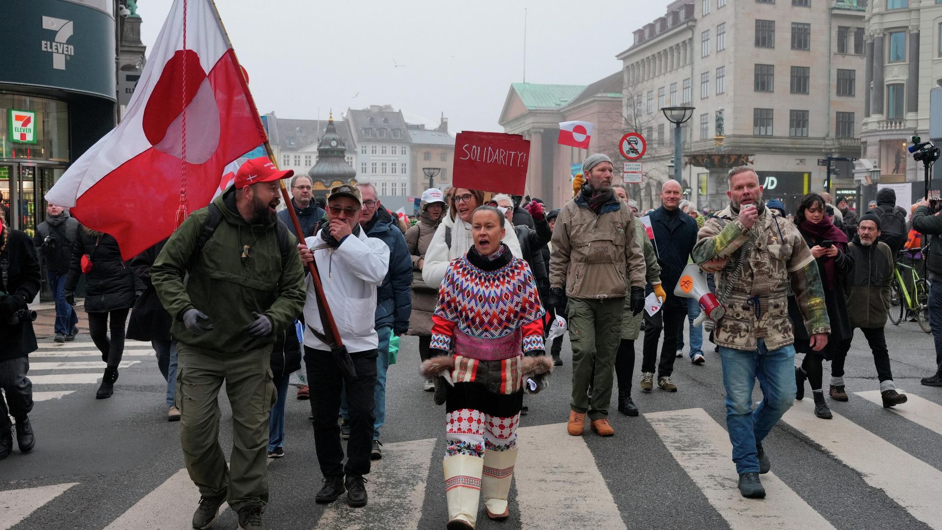 Участники акции протеста Руки прочь от Гренландии в Копенгагене, Дания. 17 января 2026 Участники акции протеста Руки прочь от Гренландии в Копенгагене, Дания. 17 января 2026 - РИА Новости, 1920, 17.01.2026