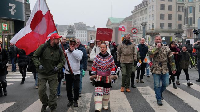 Участники акции протеста Руки прочь от Гренландии в Копенгагене, Дания. 17 января 2026