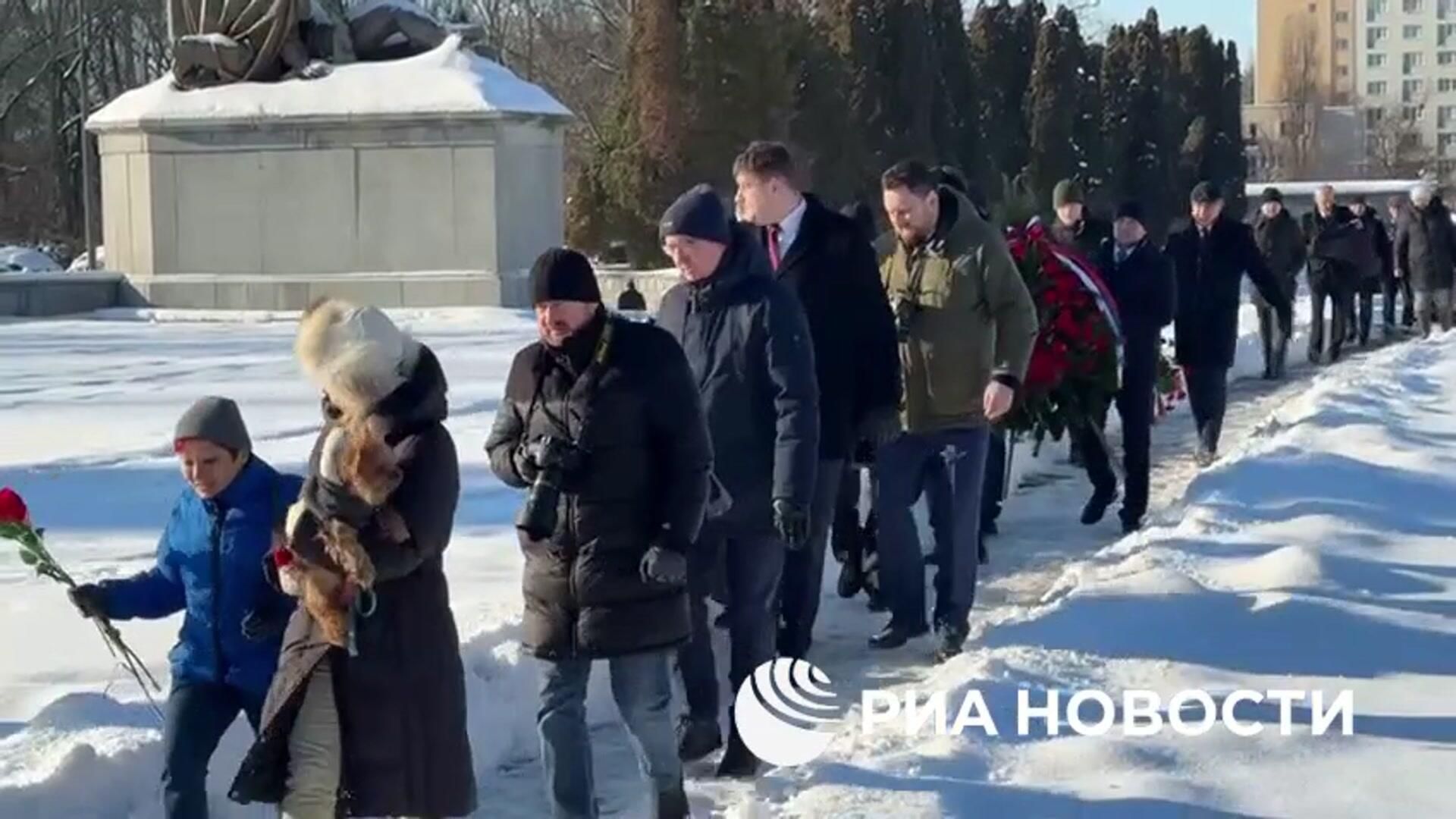Возложение венков на мемориальном кладбище советских воинов в Варшаве Возложение венков на мемориальном кладбище советских воинов в Варшаве - РИА Новости, 1920, 17.01.2026