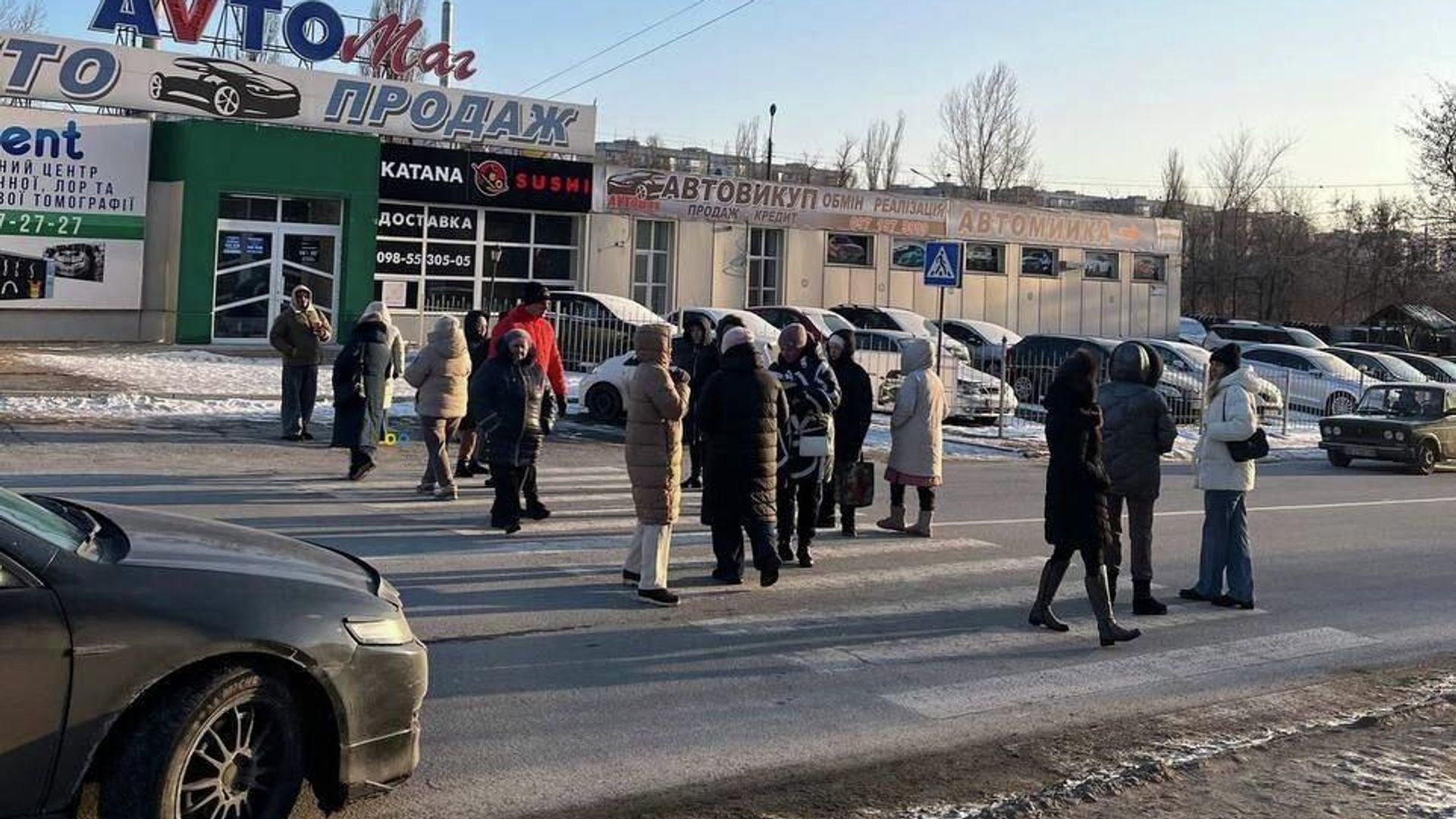 Жители Кривого Рога перекрыли дорогу из-за отсутствия электроэнергии - РИА Новости, 1920, 17.01.2026