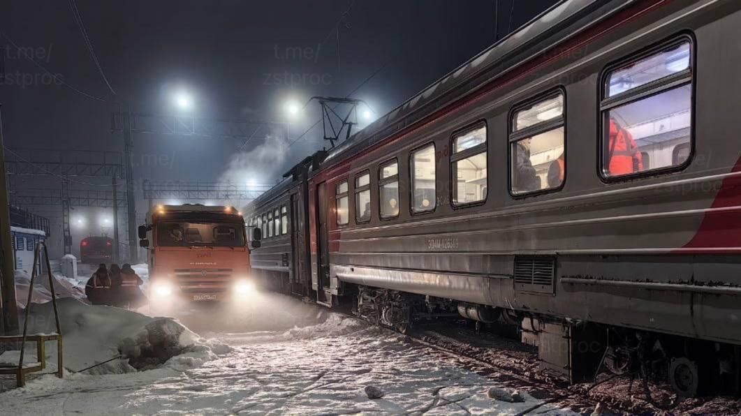 Последствия схода с рельсов вагона пригородного поезда на станции Новосибирск-Главный Западно-Сибирской железной дороги. 18 января 2026 Последствия схода с рельсов вагона пригородного поезда на станции Новосибирск-Главный Западно-Сибирской железной дороги. 18 января 2026 - РИА Новости, 1920, 18.01.2026