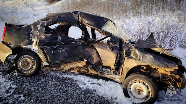Последствия столкновения автомобиля и грузового поезда на железнодорожном переезде в Псковской области
