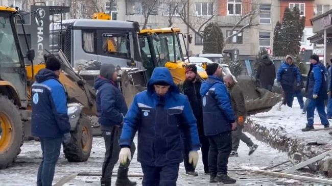 На месте падения обломков БПЛА на многоквартирный дом в Беслане