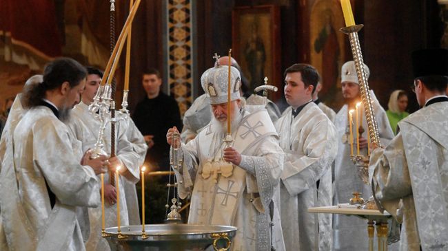 Патриарх Московский и всея Руси Кирилл совершает чин освящения воды в Крещенский сочельник в храме Христа Спасителя в Москве. 18 января 2026