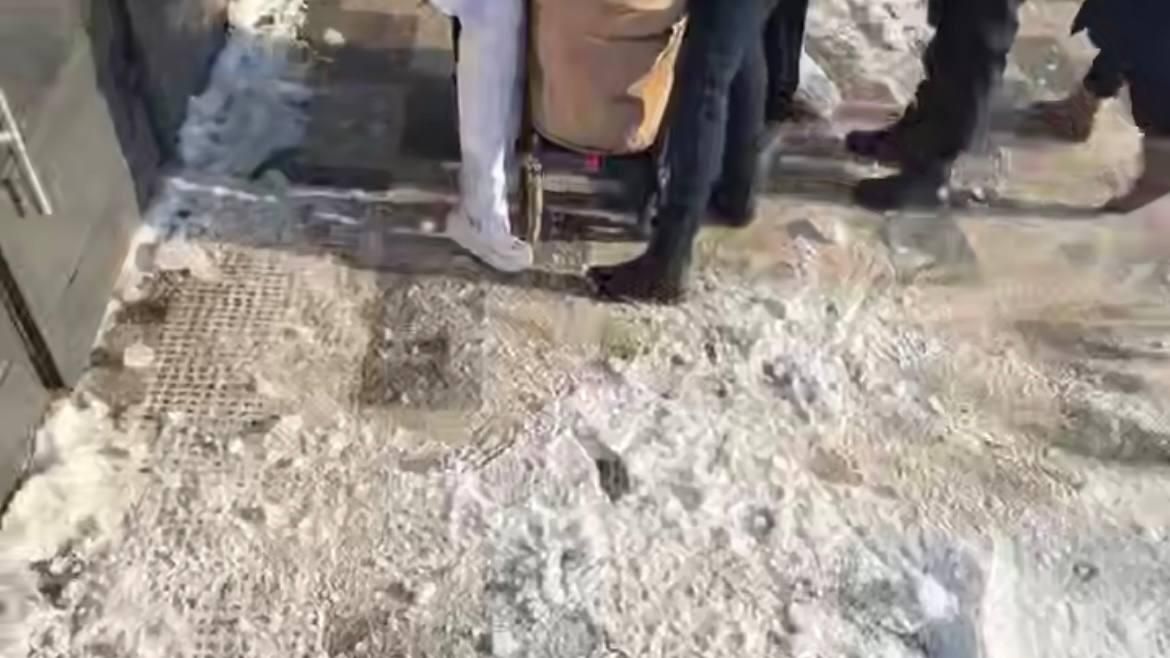 На месте падения снега и наледи на девушку с детской коляской на юго-востоке Москвы На месте падения снега и наледи на девушку с детской коляской на юго-востоке Москвы - РИА Новости, 1920, 18.01.2026