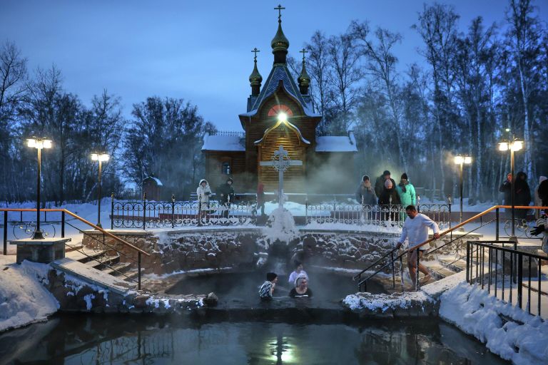 Крещенские купания недалеко от Ачаирского женского монастыря в городе Омск Крещенские купания недалеко от Ачаирского женского монастыря в городе Омск