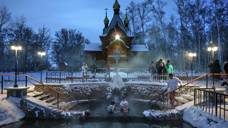 Крещенские купания недалеко от Ачаирского женского монастыря в городе Омск Крещенские купания недалеко от Ачаирского женского монастыря в городе Омск
