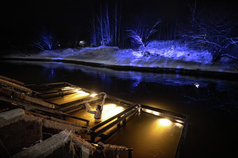 Женщина во время крещенских купаний в Воскресенском Новоиерусалимском ставропигиальном монастыре на реке Истра в Московской области Женщина во время крещенских купаний в Воскресенском Новоиерусалимском ставропигиальном монастыре на реке Истра в Московской области