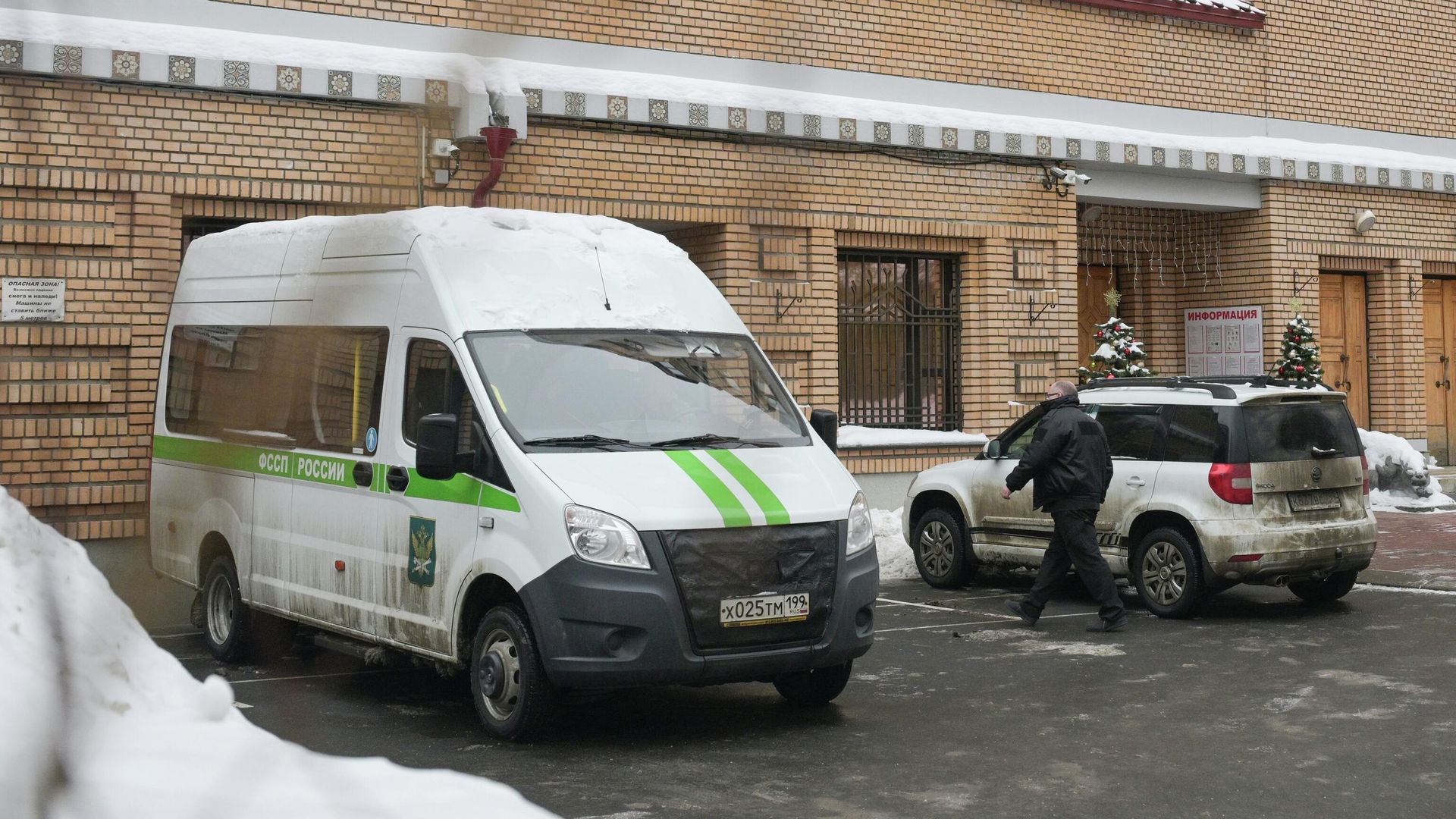 Автомобиль Федеральной службы судебных приставов у дома в Хамовническом районе Москвы, где находится квартира, которую певица Лариса Долина продала Полине Лурье Автомобиль Федеральной службы судебных приставов у дома в Хамовническом районе Москвы, где находится квартира, которую певица Лариса Долина продала Полине Лурье - РИА Новости, 1920, 19.01.2026