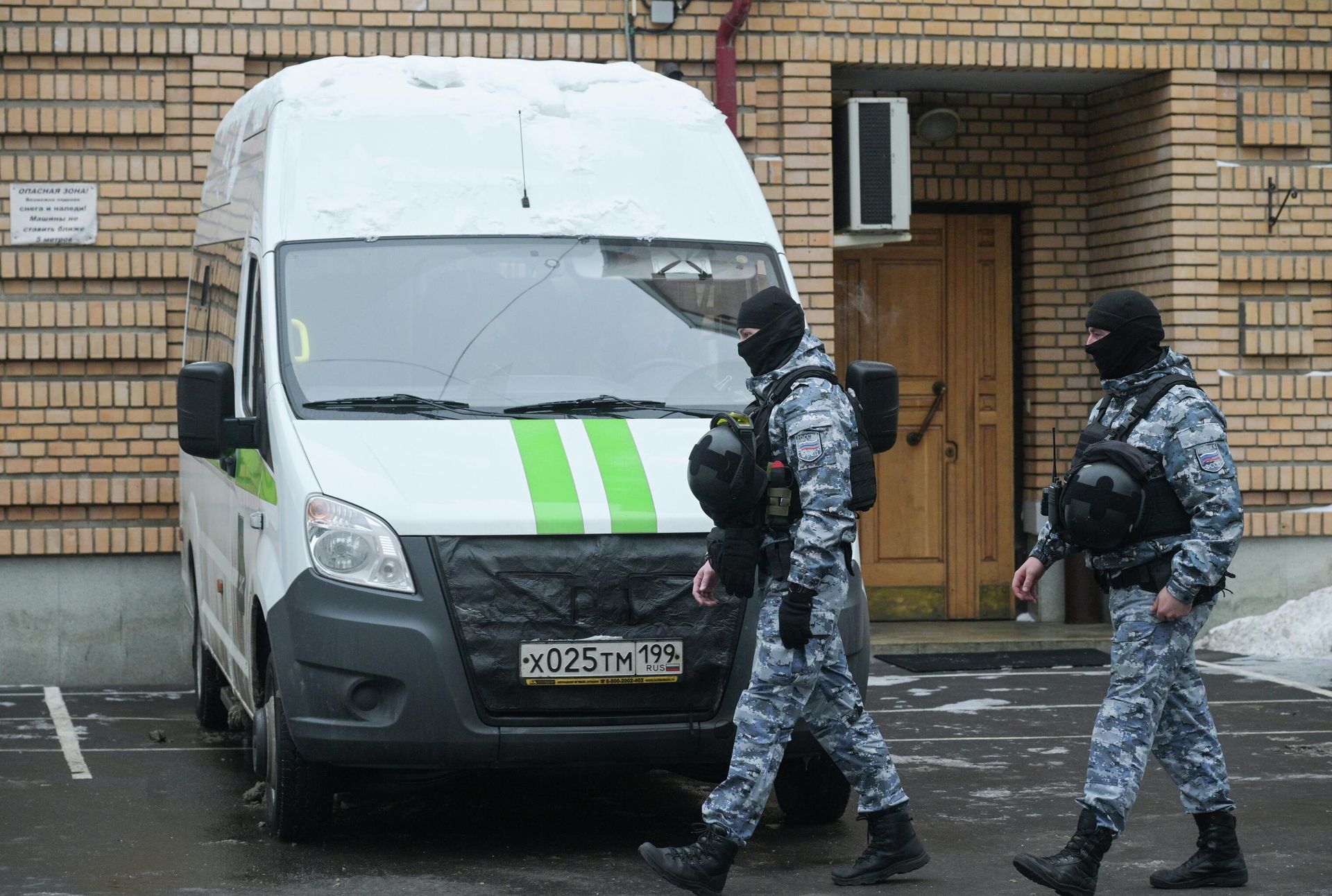 Сотрудники Федеральной службы судебных приставов у дома в Хамовническом районе Москвы, где находится квартира, которую певица Лариса Долина продала Полине Лурье - РИА Новости, 1920, 19.01.2026