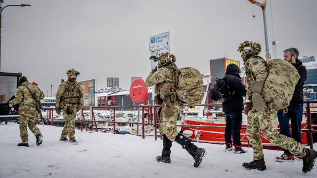 Датские военные в порту Нуука, Гренландия