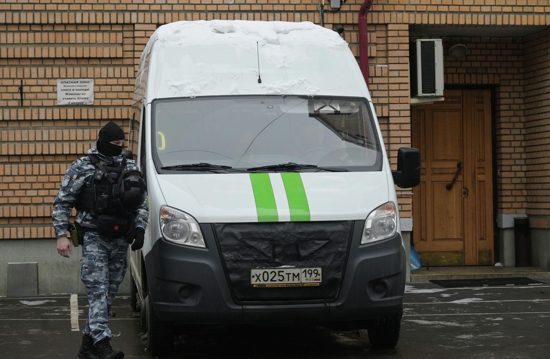 Сотрудник Федеральной службы судебных приставов у дома в Хамовническом районе Москвы, где находится квартира, которую певица Лариса Долина продала Полине Лурье - РИА Новости, 1920, 19.01.2026