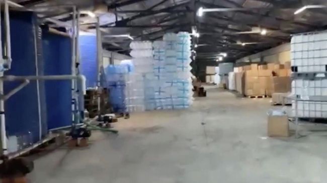 Более 100 тысяч литров суррогатного алкоголя изъяли полицейские в Гатчинском районе Ленобласти
