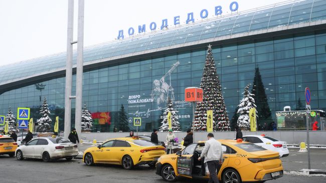 Автомобили такси у терминала аэропорта Домодедово