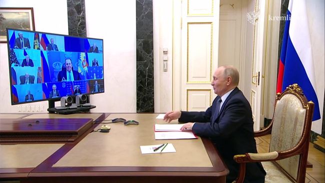 Путин на оперативном совещании с постоянными членами Совбеза