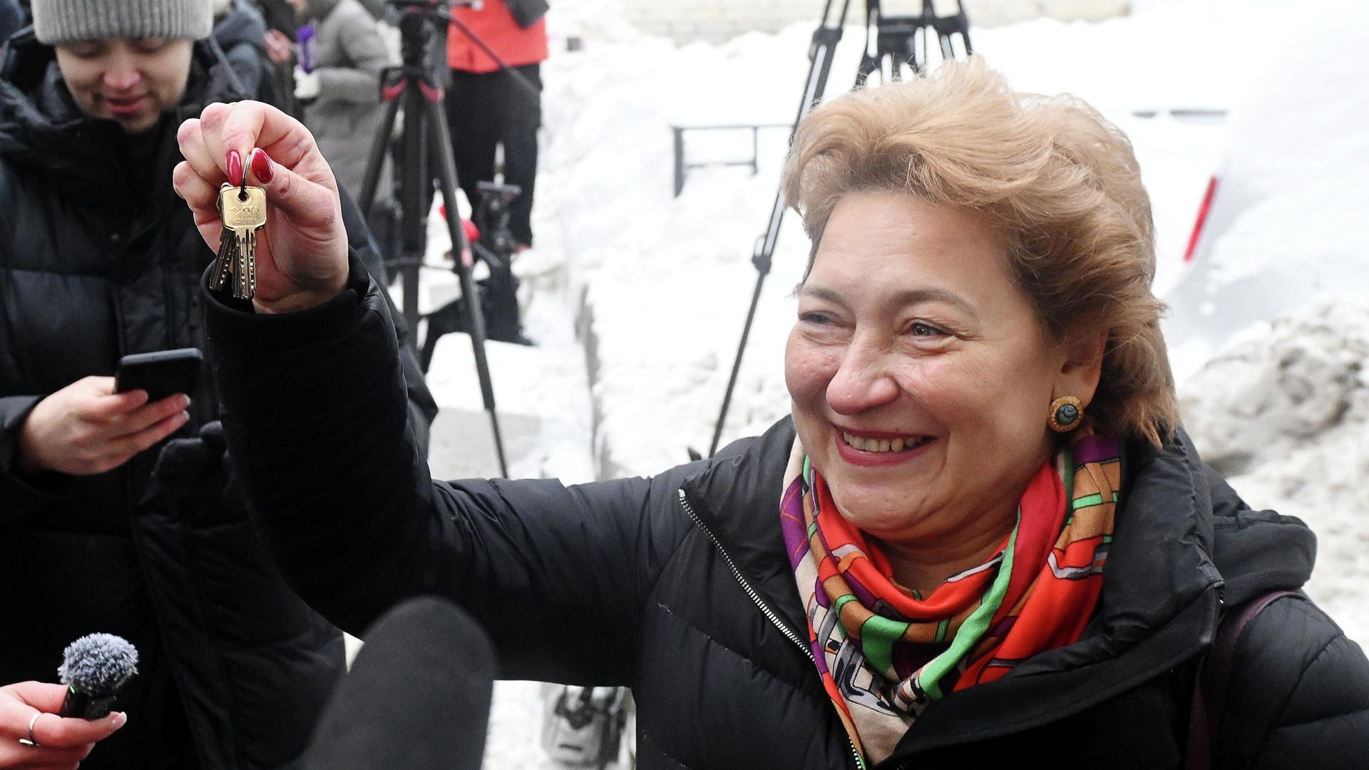 Адвокат Лурье показывает СМИ ключи от квартиры в Хамовниках - РИА Новости, 1920, 19.01.2026