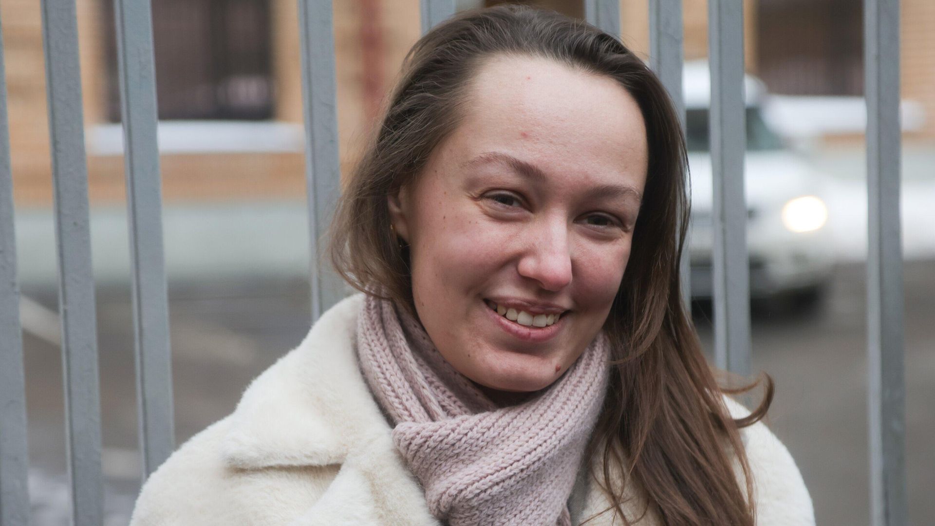 Адвокат Мария Пухова у дома в Хамовническом районе Москвы, где находится бывшая квартира певицы Ларисы Долиной. 19 января 2026 Адвокат Мария Пухова у дома в Хамовническом районе Москвы, где находится бывшая квартира певицы Ларисы Долиной. 19 января 2026 - РИА Новости, 1920, 19.01.2026
