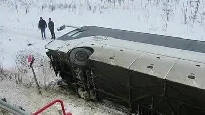 На месте происшествия, где автобус съехал в кювет и опрокинулся на бок в Ленинградской области. 19 января 2026 На месте происшествия, где автобус съехал в кювет и опрокинулся на бок в Ленинградской области. 19 января 2026 - РИА Новости, 1920, 19.01.2026