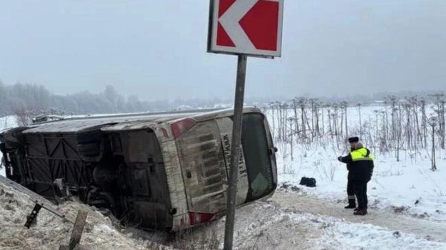 На месте происшествия, где автобус съехал в кювет и опрокинулся на бок в Ленинградской области