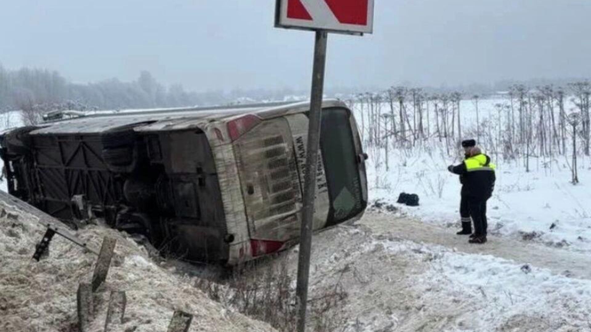 На месте происшествия, где автобус съехал в кювет и опрокинулся на бок в Ленинградской области На месте происшествия, где автобус съехал в кювет и опрокинулся на бок в Ленинградской области - РИА Новости, 1920, 19.01.2026