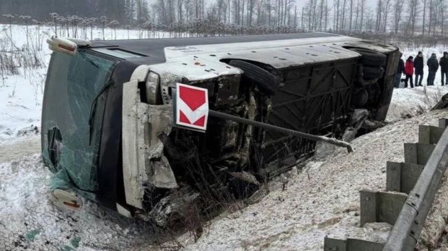На месте происшествия, где автобус съехал в кювет и опрокинулся на бок в Ленинградской области