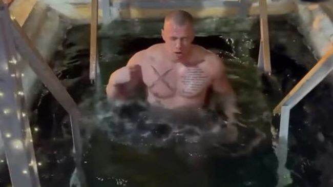 Рэпер Macan принял участие в крещенских купаниях вместе с сослуживцами
