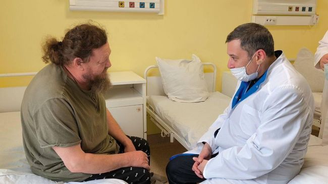 Губернатор Курской области Александр Хинштейн навещает пострадавшего от атаки FPV-дрона настоятеля Свято-Троицкого храма протоиерея Евгения Шестопалова