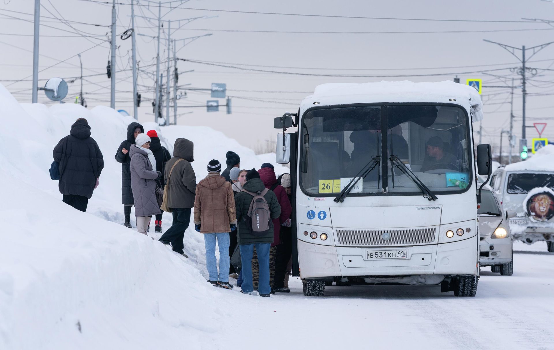 Люди на автобусной остановке в Петропавловске-Камчатском Люди на автобусной остановке в Петропавловске-Камчатском - РИА Новости, 1920, 30.01.2026