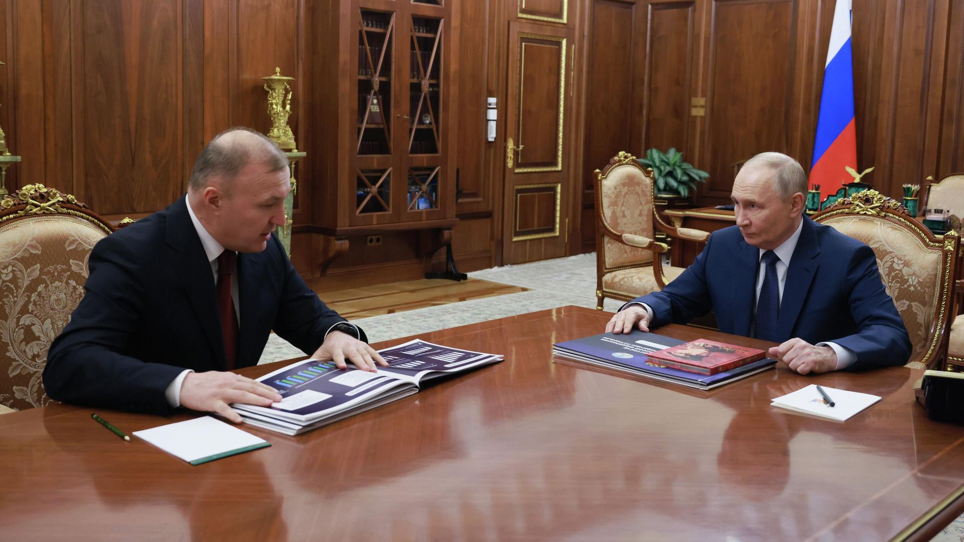 Президент РФ Владимир Путин и глава Республики Адыгея Мурат Кумпилов во время встречи - РИА Новости, 1920, 20.01.2026