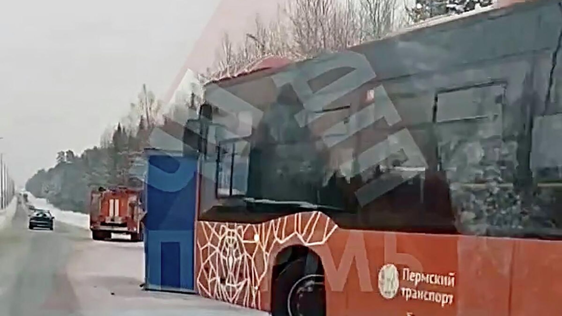 Контейнер, выпавший из грузовика, влетел в автобус в Перми Контейнер, выпавший из грузовика, влетел в автобус в Перми - РИА Новости, 1920, 20.01.2026
