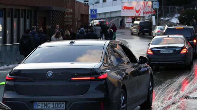 Движение на улице в Давосе во время проведения экономического форума Движение на улице в Давосе во время проведения экономического форума