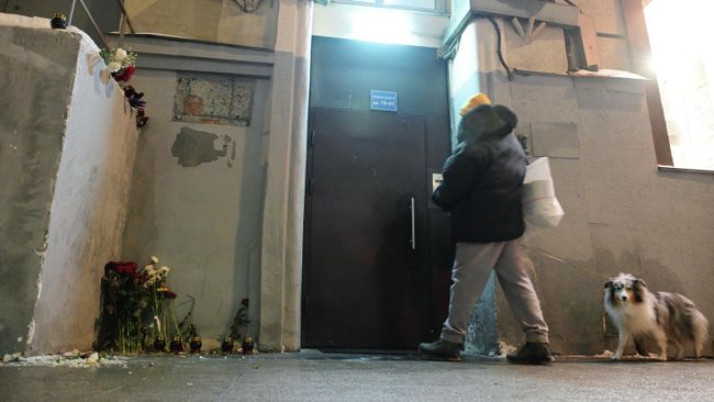 Следы от сбитых табличек журналистке Анне Политковской на доме в Москве, где она жила