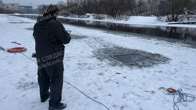 Сотрудник СК России на месте гибели детей на реке Десна в Брянске